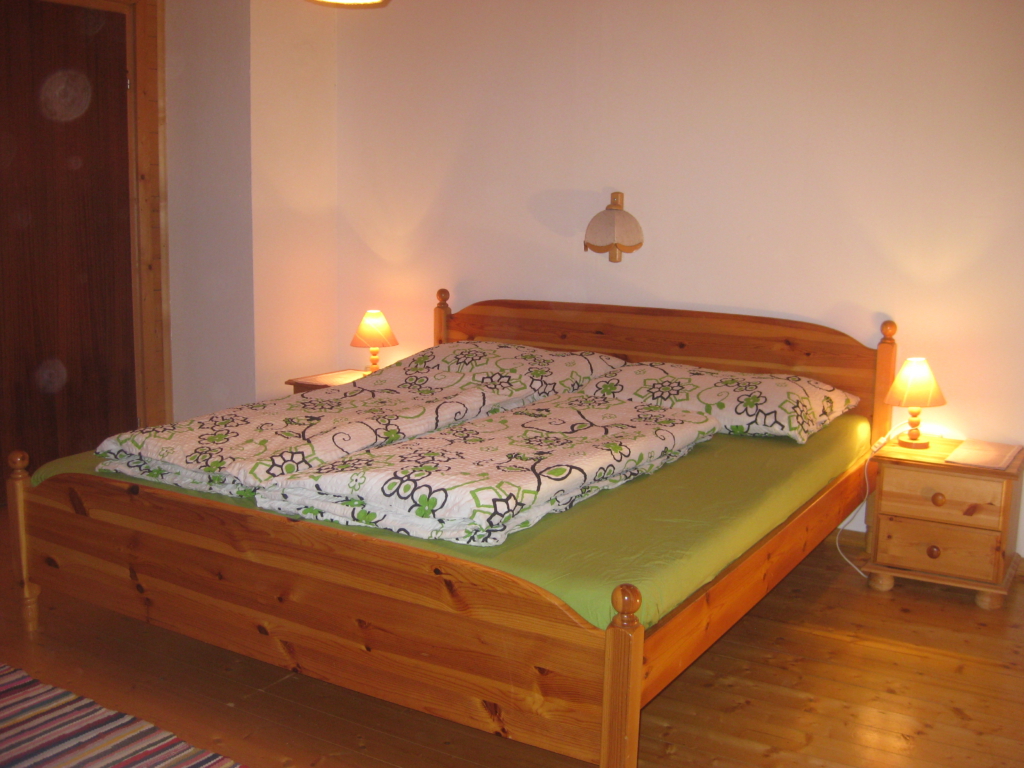 Schlafzimmer mit Doppelbett in der Ferienwohnung GRETL